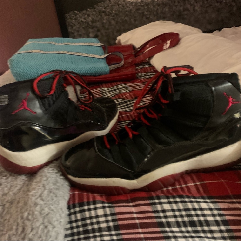 Nike air Jordan bred retro 2001 mens athletic shoes